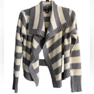 MISSES RUE 21 GRAY AND WHITE LONG SLEEVE CARDIGAN SIZE MEDIUM Nice condition